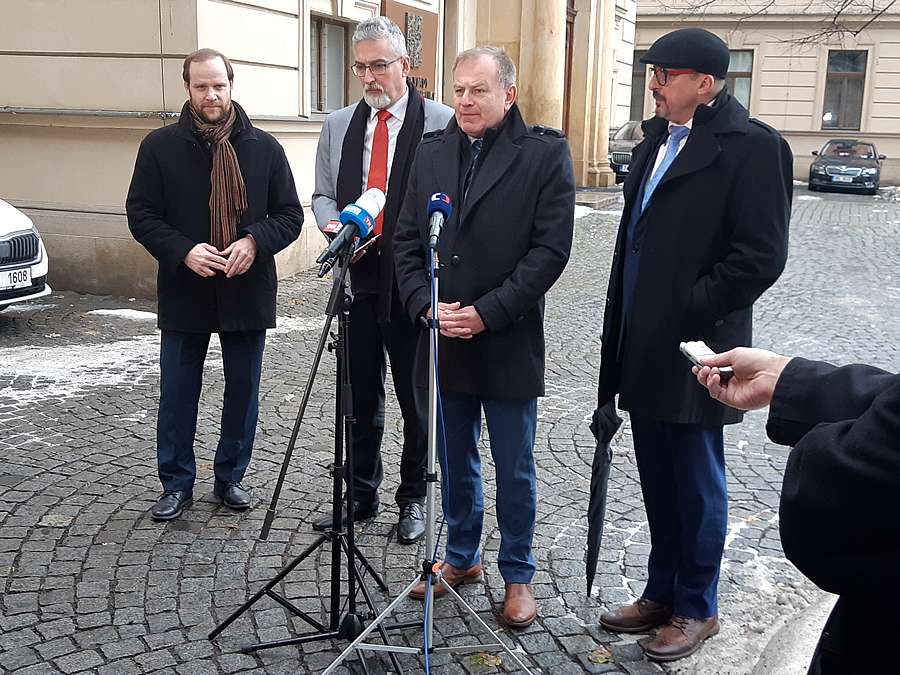 K novinářům promluvili místopředsedové SMO ČR (zleva) Pavel Drahovzal, starosta obce Velký Osek, Miroslav Žbánek, primátor statutárního města Olomouc, Zdeněk Pištora, starosta města Postoloprty a předseda SMO ČR, František Lukl, starosta města Kyjov